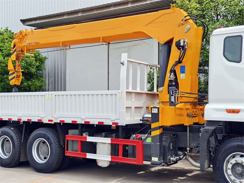 Howo 6x4 cargo truck with 20T crane