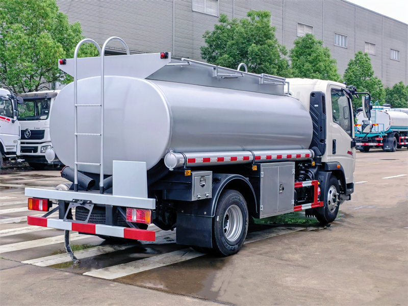 HOWO 6000 liters diesel bowser truck