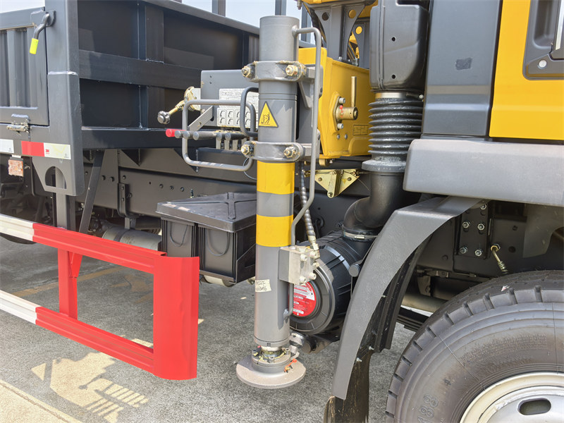 HOWO 5Ton truck mounted hydraulic lifting crane