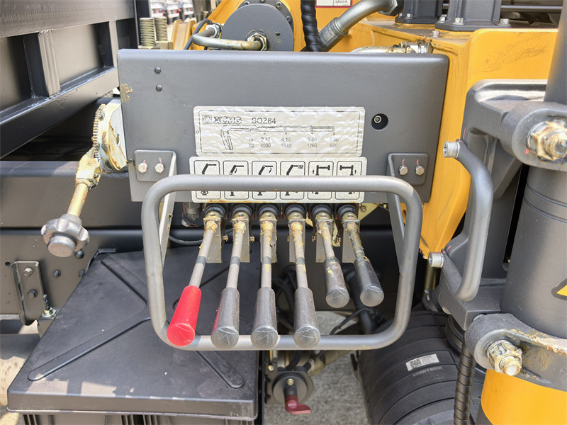 HOWO 5Ton truck mounted hydraulic lifting crane
